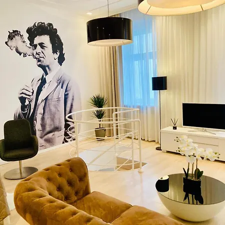 Royal In Old Town Apartment *