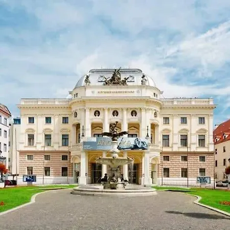 Royal In Old Town * براتسيلافا